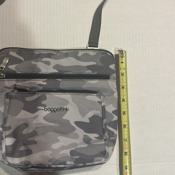 Baggallini light grey camouflage travel bag w multiple zippers pockets & strap - Picture 4 of 11